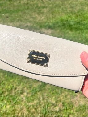 Michael Kors Cream Leather wallet 🤍